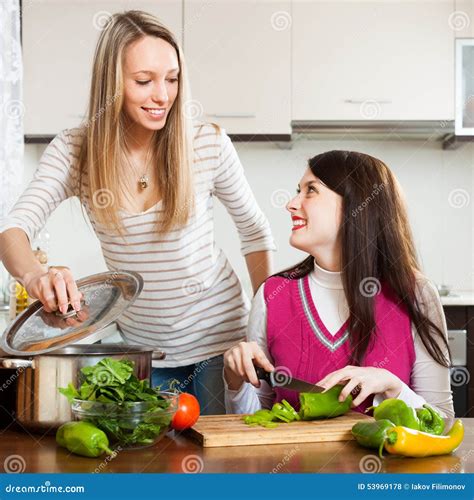 donne nude in cucina|cucina Search